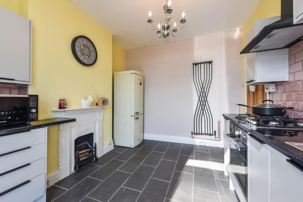 Traditional 3-Bed Property In Pontcanna With Parking Cardiff Exterior photo